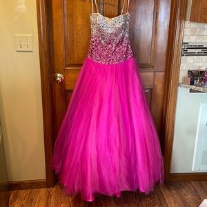 BEAUTIFUL UNALTERED STRAPLESS PROM DRESS